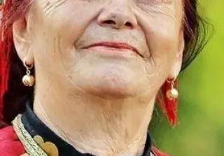 Валя Балканска  гаси телевизора,  види ли политик