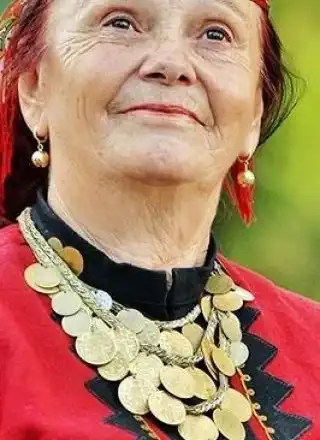 Валя Балканска  гаси телевизора,  види ли политик