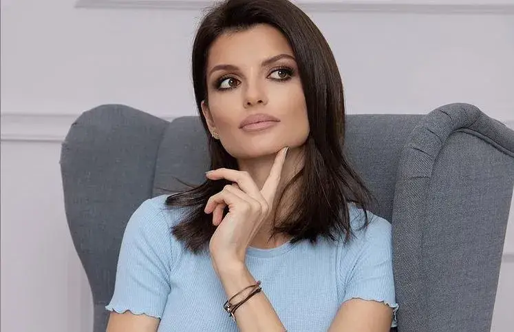 ВИП глезотии! Славена Вътова релаксира в капсула с вода!