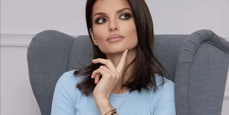 ВИП глезотии! Славена Вътова релаксира в капсула с вода!