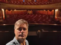 Владо Карамазов  си подстрига  белия перчем