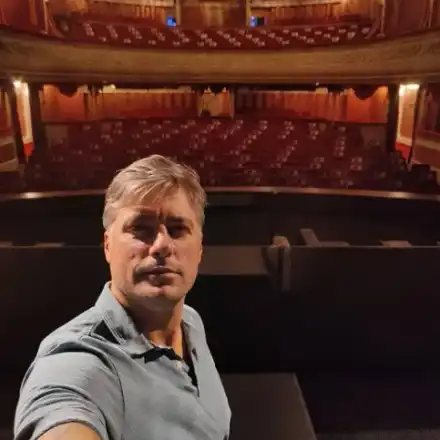 Владо Карамазов  си подстрига  белия перчем