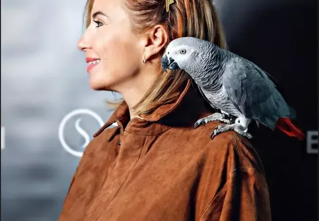 Ирина Тенчева се радва на папагал