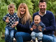 Мъжът на Петя Дикова  ходи на работата с бебето