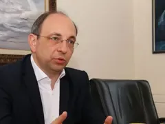 Ники Василев яде с ръце
