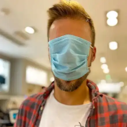 ЯКО! Ваня Джаферович измисли нов начин за носене на маска (ФОТО)