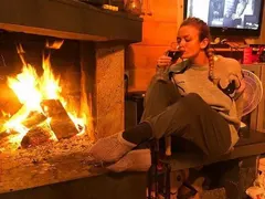 Яна Димитрова пие вино по терлици