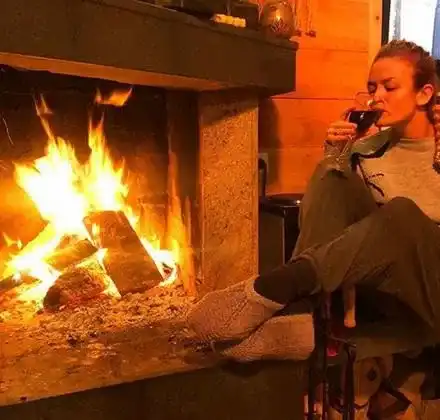 Яна Димитрова пие вино по терлици