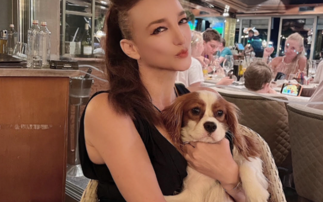 Деси Тенекеджиева си лафи онлайн с... кучето си!