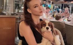 Деси Тенекеджиева си лафи онлайн с... кучето си!