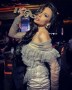Лорена оставя бебето, за да пее