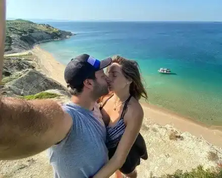 Александра Жекова с таен годеж в църква