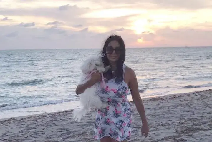 Анита Мейзер си кастрира кутрето! Разхожда го с раница