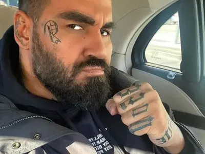 Азис си надраска и лицето! (Вижте новия му татус ТУК)