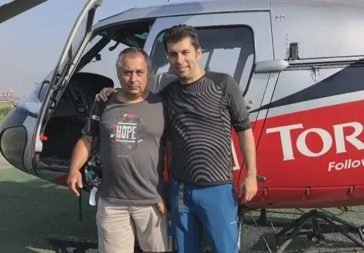 Бащата на Кирил Петков живее екстремно - кара сърф, лети с крило, тренира айкидо