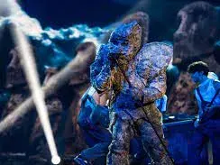 Бенка издава Камъка  в „Маскираният певец”  (Криско има същото петно на шията)