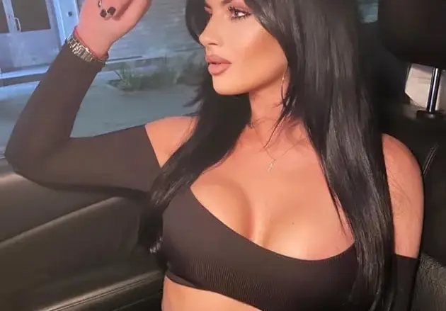 Брутално: Мис България си развя силикона в чалга клуб (СНИМКА)