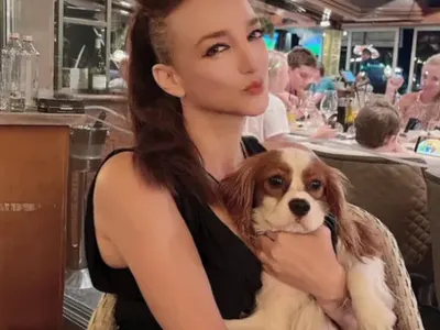 Деси Тенекеджиева си лафи онлайн с... кучето си!