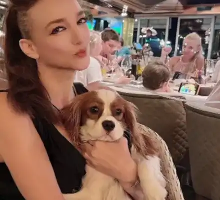 Деси Тенекеджиева си лафи онлайн с... кучето си!