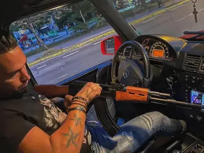 Джино пътува в колата си с... калашник!