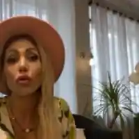 Джулиана Гани  и мъжът й делят  апартамент и  500 бона при развода