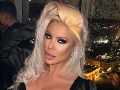 Фолк певицата Андреа се кефи на линейка за психична помощ