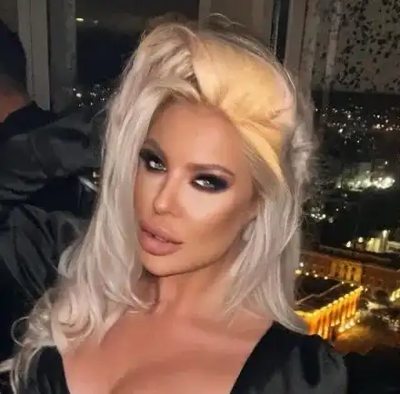 Фолк певицата Андреа се кефи на линейка за психична помощ