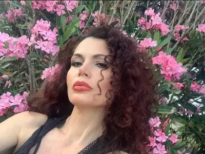 Ирина Папазова с диплома за фермер (Красавицата завърши с разработка за калоферската коза)