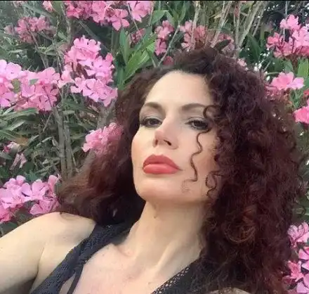 Ирина Папазова с диплома за фермер (Красавицата завърши с разработка за калоферската коза)