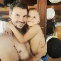 Ивайло Захариев чисти без дрехи