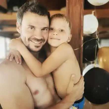 Ивайло Захариев чисти без дрехи