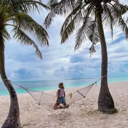 Жанета Осипова се снима на Малдивите с огромен… орех! (ФОТО)