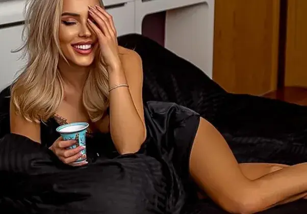 Жаси се пусна само по усмивка