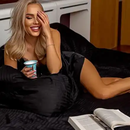 Жаси се пусна само по усмивка