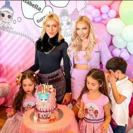 Жаси вдига розов купон за щерка си