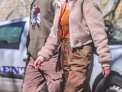 Калин Врачански  се носи като  рапър-хулиган