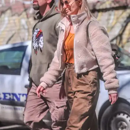 Калин Врачански  се носи като  рапър-хулиган