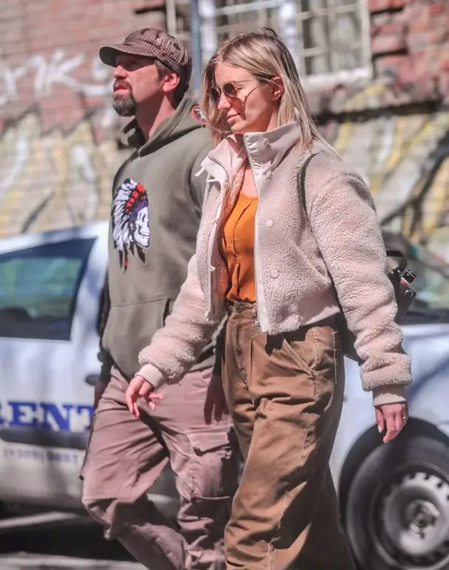 Калин Врачански  се носи като  рапър-хулиган