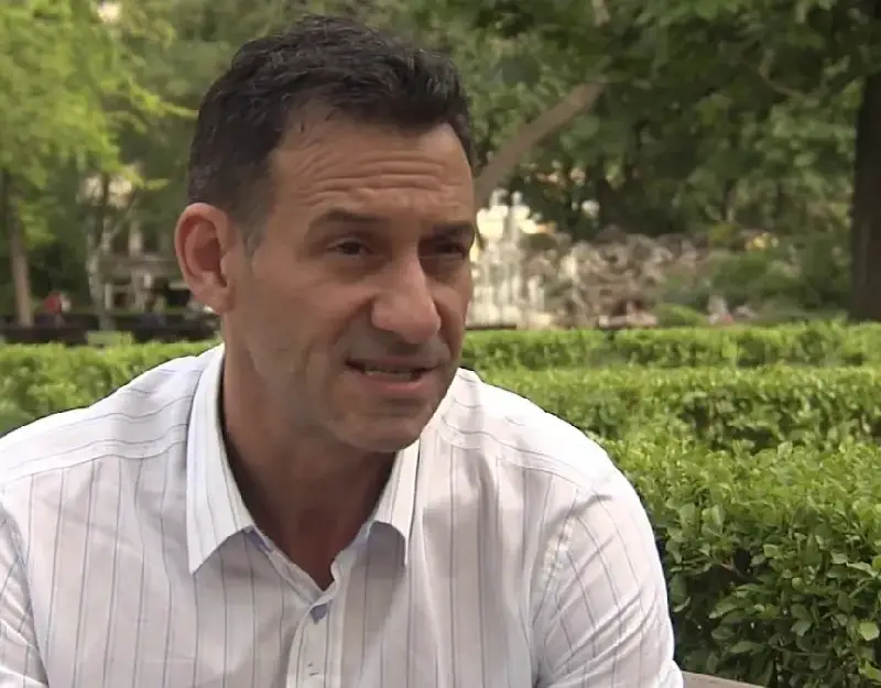 Камен Воденичаров пазарува без маска