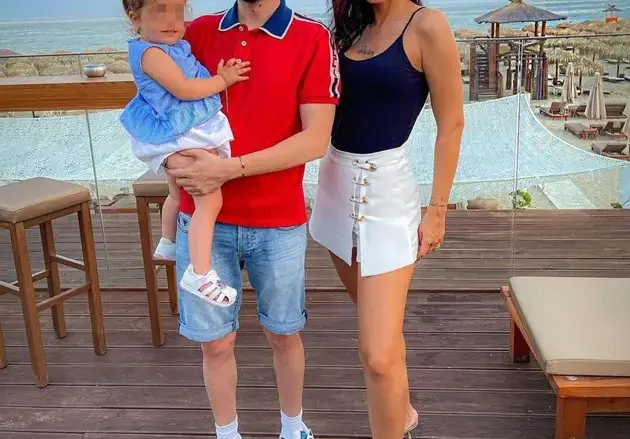 Криско и жена му лъжат, че са заедно