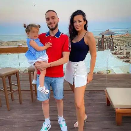 Криско и жена му лъжат, че са заедно