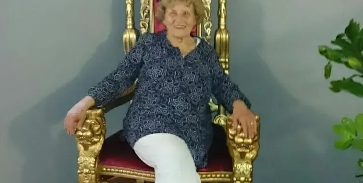 Майката на Стойчо Кацаров живее като кралица (Снимки)