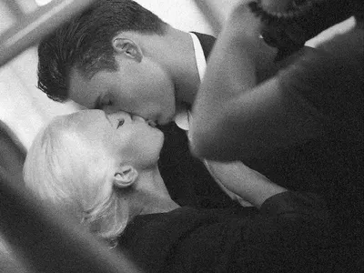 Марина Тошич превзема поп жанра с „Waistline“