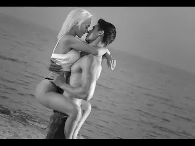 Марина Тошич превзема поп жанра с „Waistline“