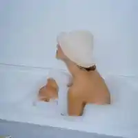 Мила Роберт се къпе с вълнена шапка