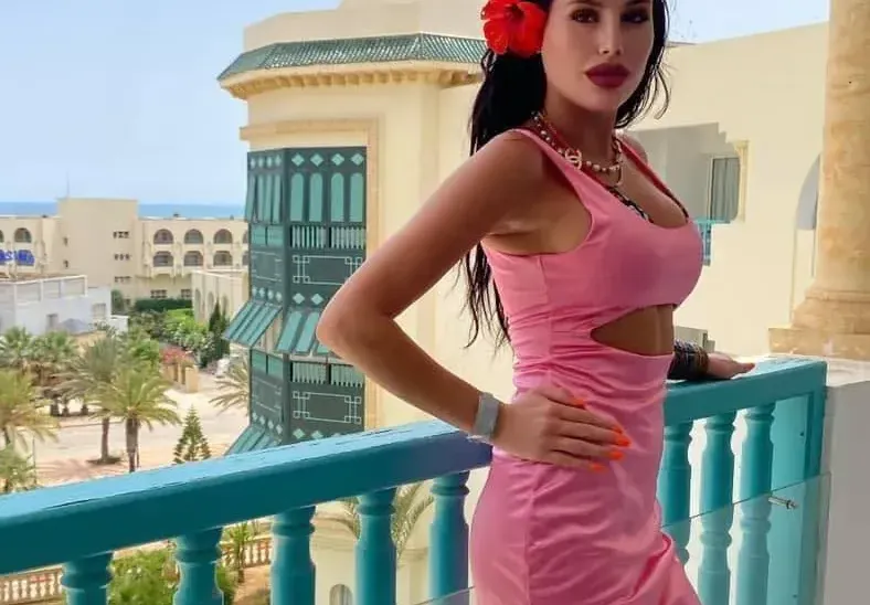 Мис България лекува главоболие с пачки на челото!