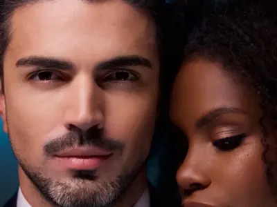 Модел или хирург? Д-р Джак позира за провокативното списание HALF MAGAZINE