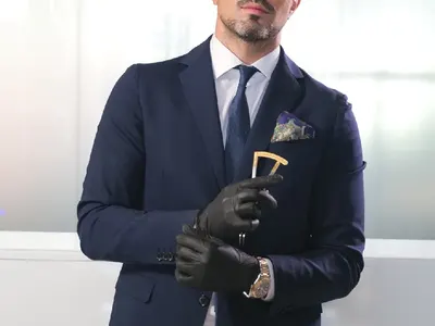 Модел или хирург? Д-р Джак позира за провокативното списание HALF MAGAZINE