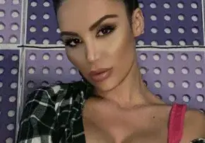 Моника Валериева на вино и пържоли