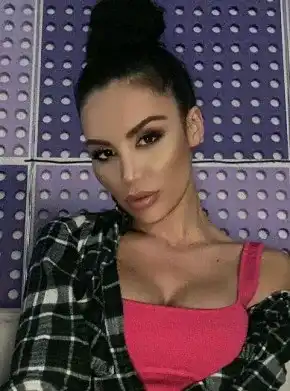 Моника Валериева на вино и пържоли